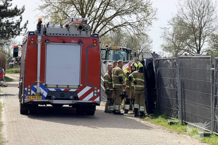 Minigraver kantelt tijdens werkzaamheden