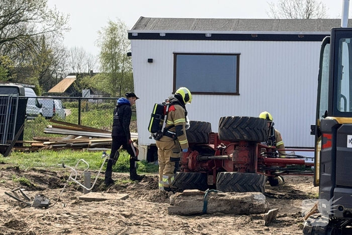 Minigraver kantelt tijdens werkzaamheden