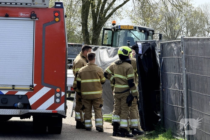Minigraver kantelt tijdens werkzaamheden