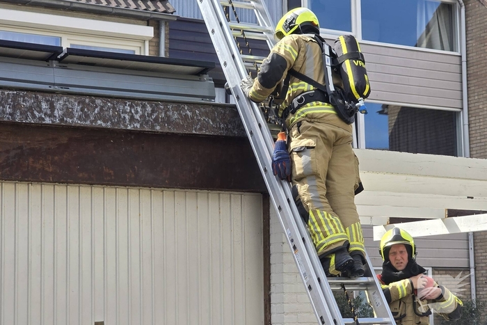 Brandweer blust kleine nabij schuur