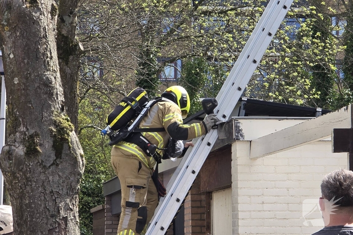Brandweer blust kleine nabij schuur
