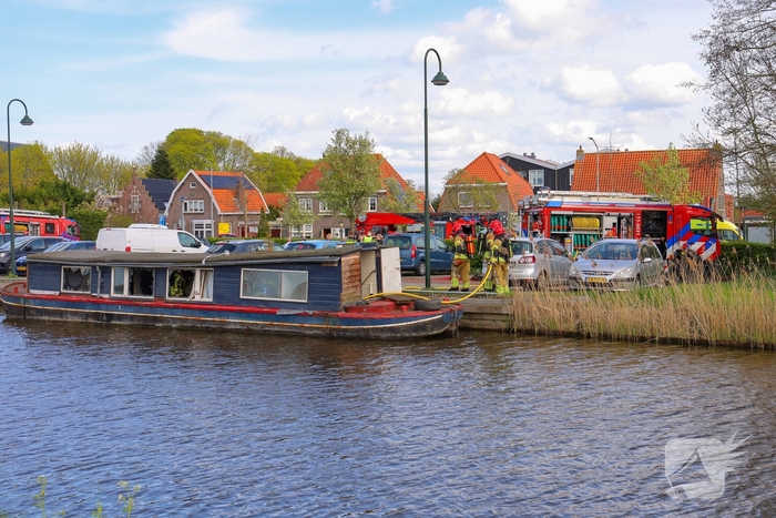 Brand op woonboot leidt tot aanzienlijke schade