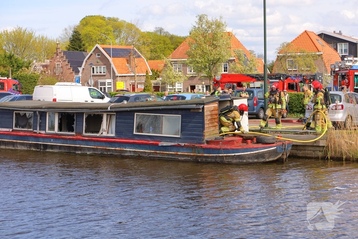 Brand op woonboot leidt tot aanzienlijke schade