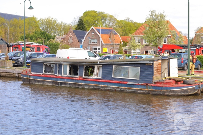 Brand op woonboot leidt tot aanzienlijke schade