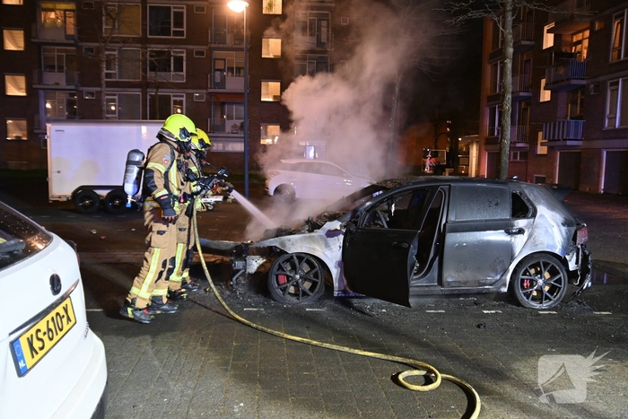 Autobrand bij flats: voertuig niet meer te redden