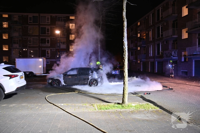 Autobrand bij flats: voertuig niet meer te redden