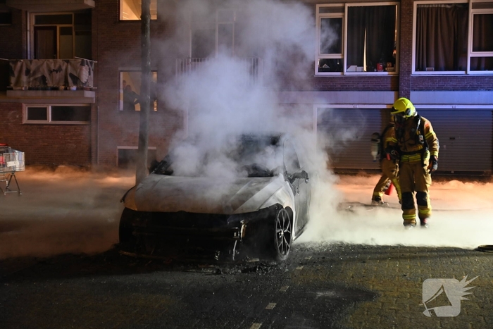 Autobrand bij flats: voertuig niet meer te redden