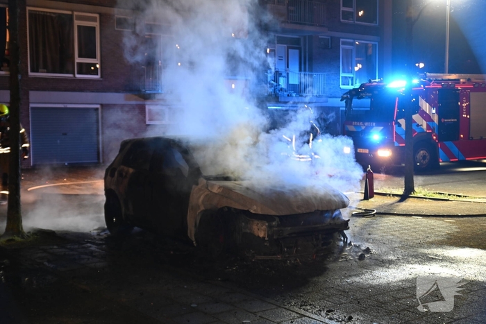 Autobrand bij flats: voertuig niet meer te redden