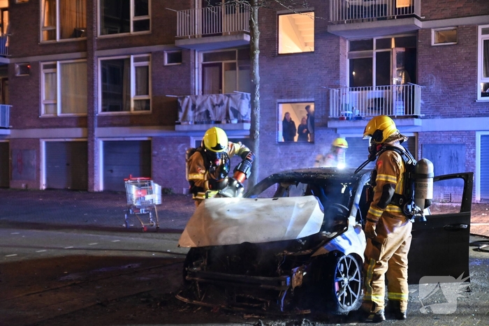 Autobrand bij flats: voertuig niet meer te redden
