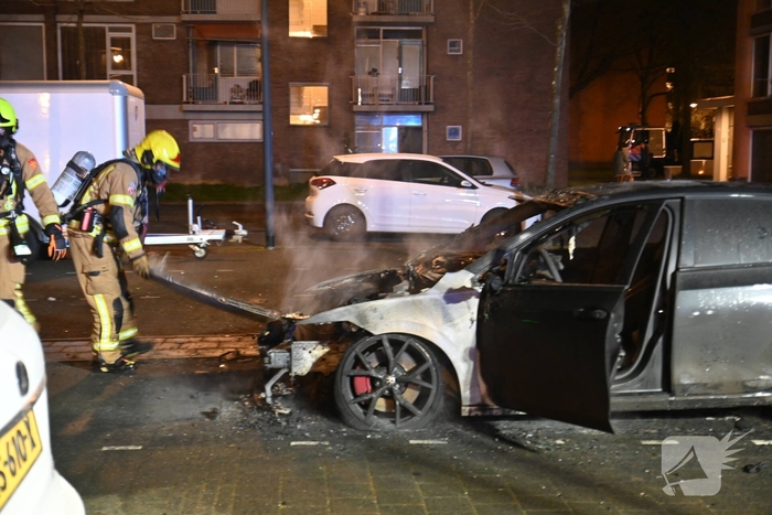 Autobrand bij flats: voertuig niet meer te redden