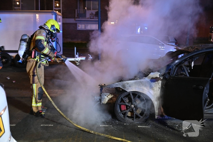 Autobrand bij flats: voertuig niet meer te redden