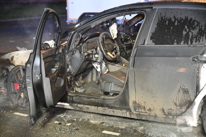 Autobrand bij flats: voertuig niet meer te redden