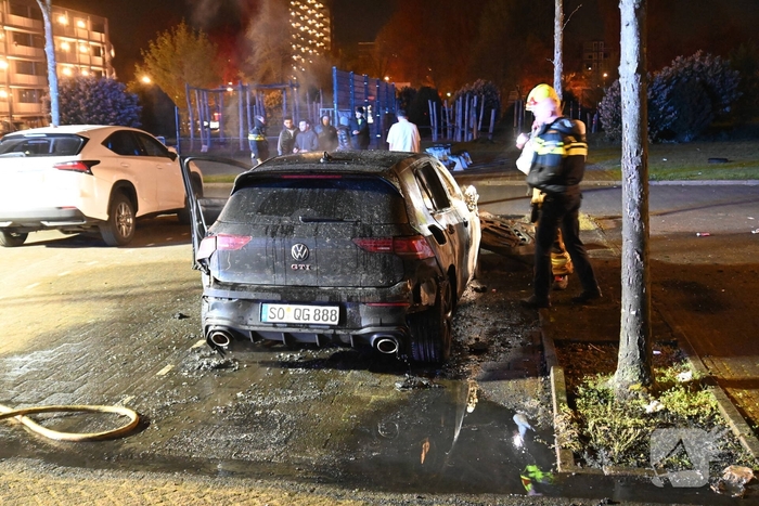 Autobrand bij flats: voertuig niet meer te redden