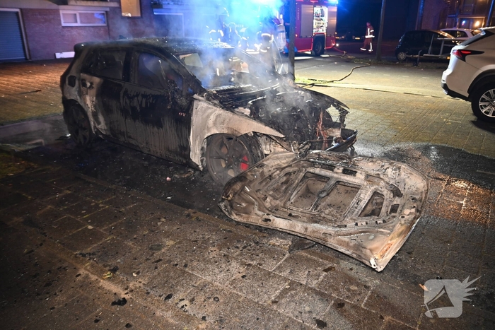 Autobrand bij flats: voertuig niet meer te redden