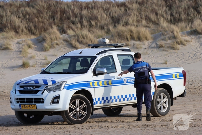Dode potvis aangespoeld bij strand