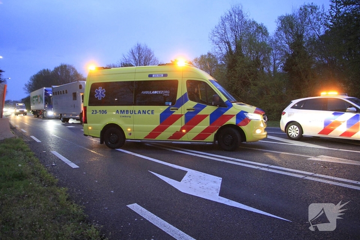Botsing tussen twee auto's leidt tot flinke schade