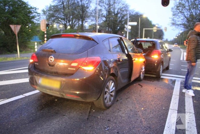 Botsing tussen twee auto's leidt tot flinke schade