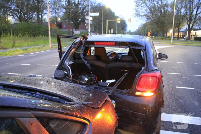 Botsing tussen twee auto's leidt tot flinke schade