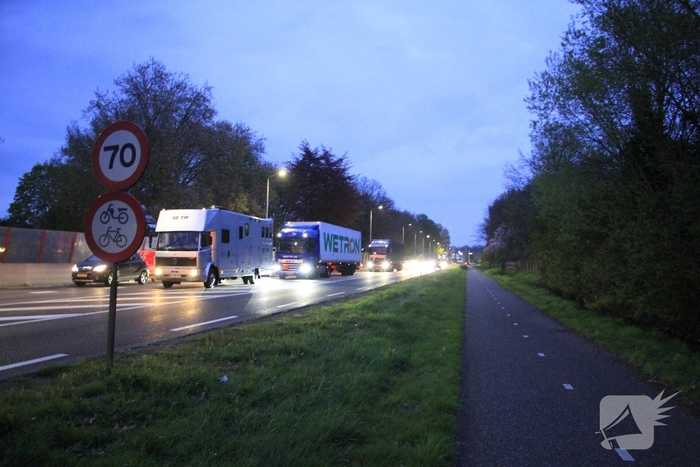 Botsing tussen twee auto's leidt tot flinke schade