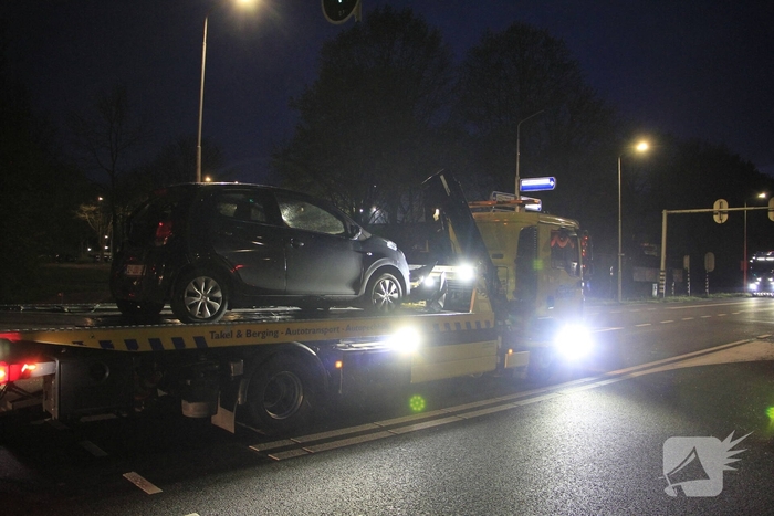 Botsing tussen twee auto's leidt tot flinke schade
