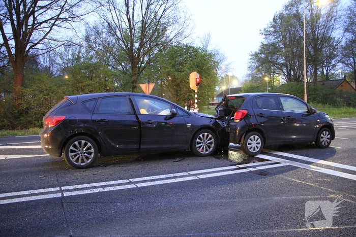 Botsing tussen twee auto's leidt tot flinke schade