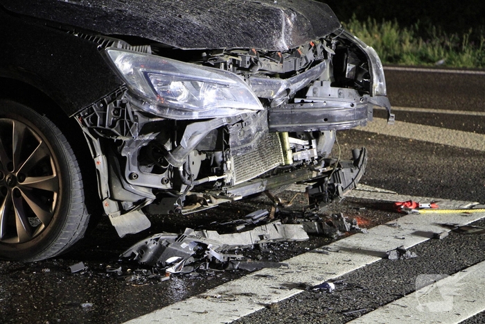 Botsing tussen twee auto's leidt tot flinke schade