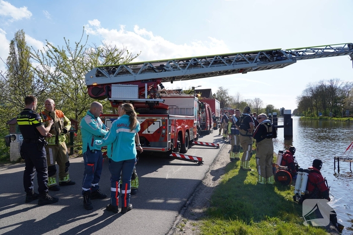 Brandweer redt bezorger uit het water