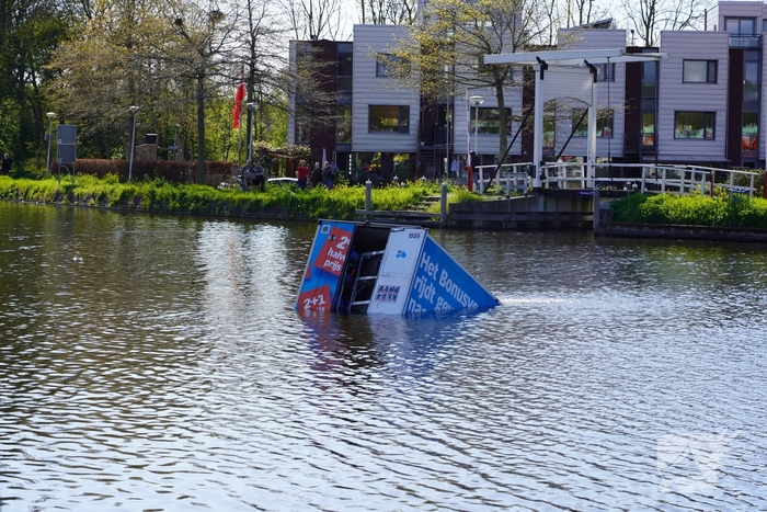 Brandweer redt bezorger uit het water