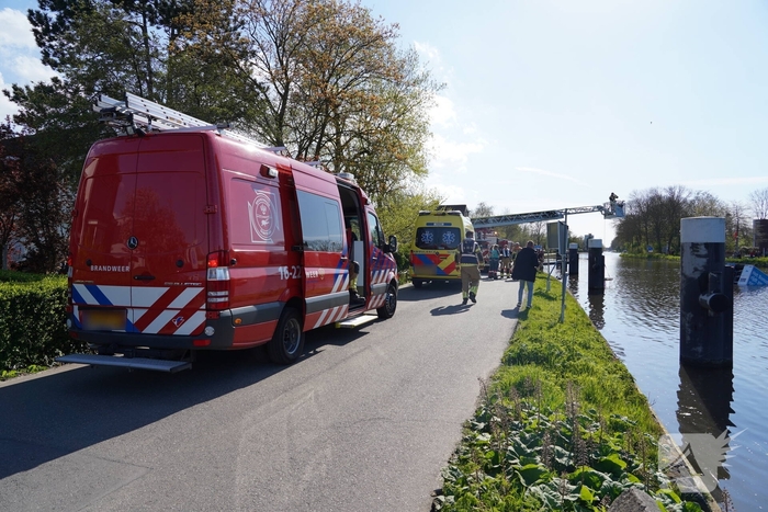 Brandweer redt bezorger uit het water