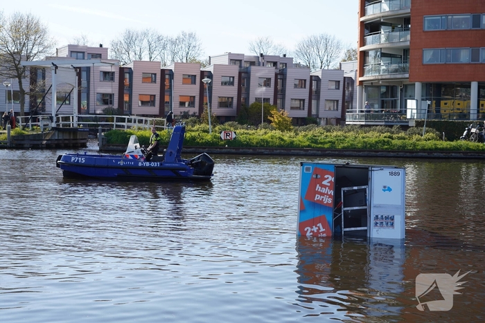 Brandweer redt bezorger uit het water