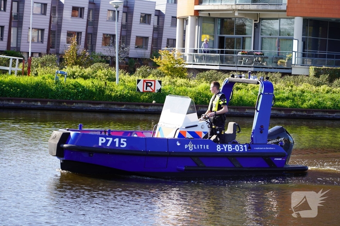 Brandweer redt bezorger uit het water