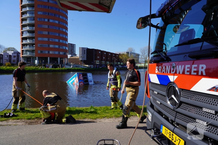 Brandweer redt bezorger uit het water