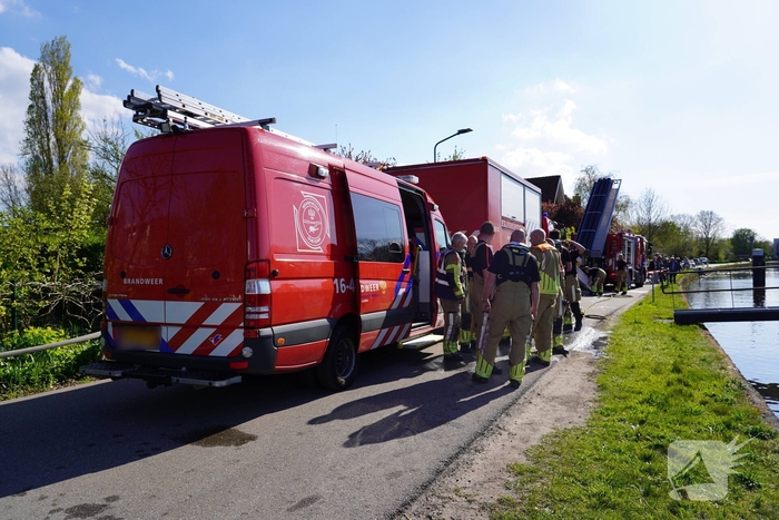 Brandweer redt bezorger uit het water