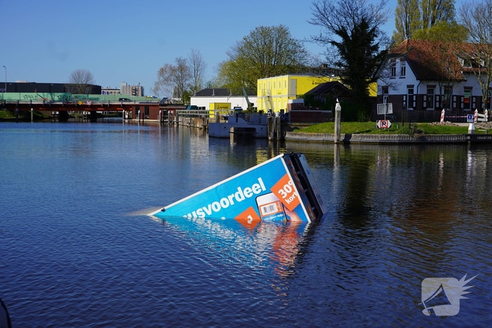 Brandweer redt bezorger uit het water