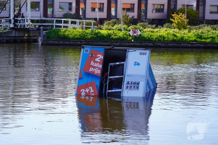 Brandweer redt bezorger uit het water