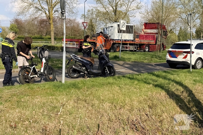 Auto botst op fatbiker en rijdt door