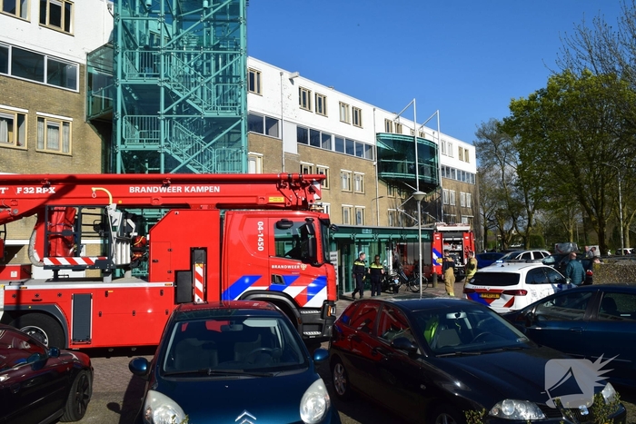 Brandweer onderzoekt rook in flatgebouw