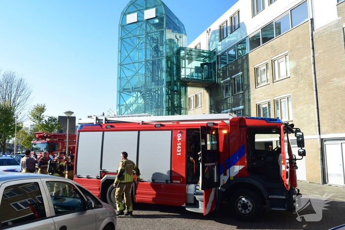 Brandweer onderzoekt rook in flatgebouw