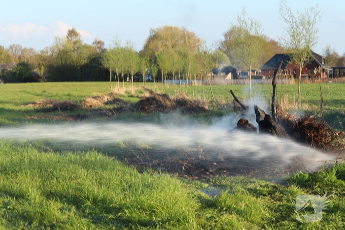 Buitenbrand in weiland geblust