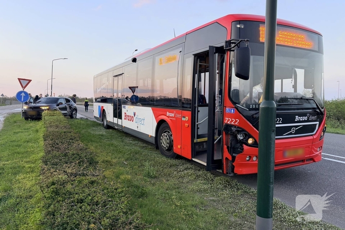 Ongeval tussen stadsbus en auto zonder gewonden