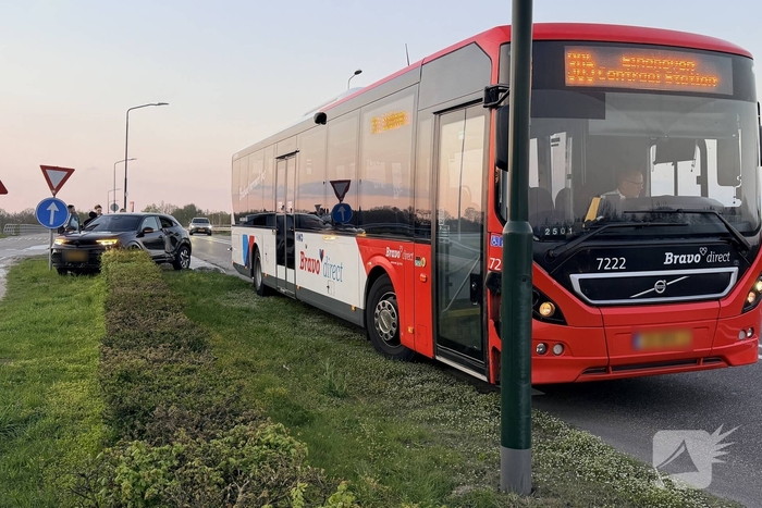 Ongeval tussen stadsbus en auto zonder gewonden