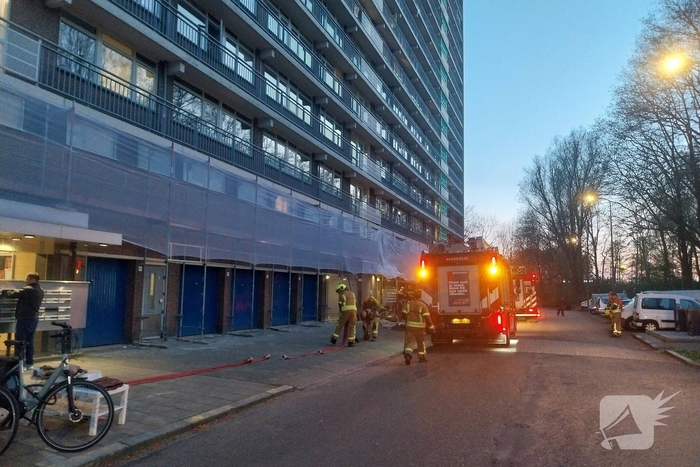 Brand in flatwoning snel onder controle