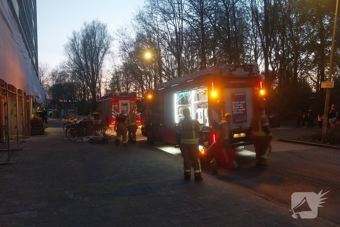 Brand in flatwoning snel onder controle