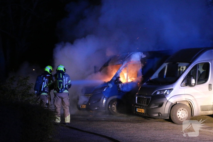 Bestelbus gaat in vlammen op