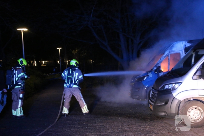 Bestelbus gaat in vlammen op