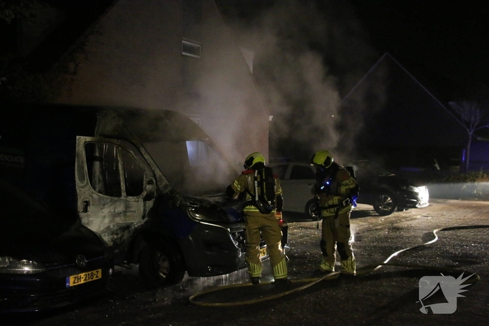 Bestelbus gaat in vlammen op