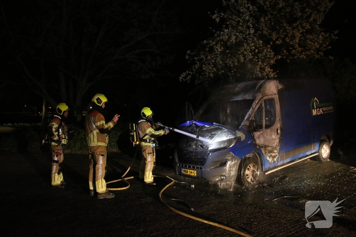 Bestelbus gaat in vlammen op