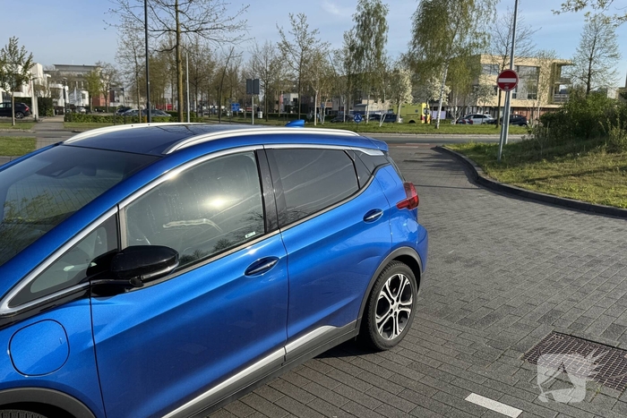 Vrouw op fiets gewond na aanrijding met auto