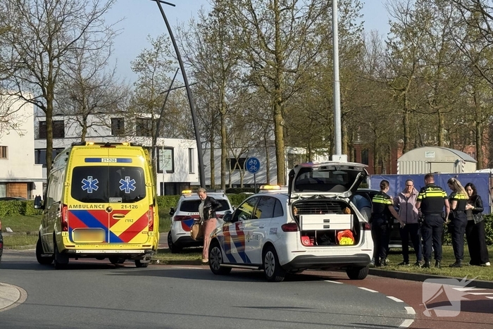 Vrouw op fiets gewond na aanrijding met auto