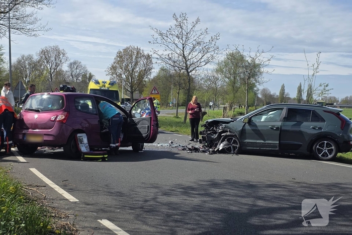 Frontale aanrijding tussen twee auto's